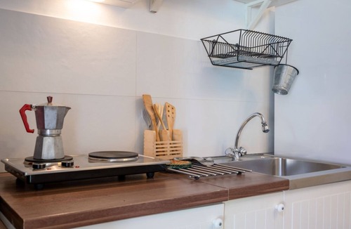Cozzana Apartment | GuestHost - Comfortable apartment that hosts 2 people, located in an old farmhouse dating back to the 19th century, furnished with taste and meticulous recovery of the original materials. The accommodation is located in Cozzana, a quiet and verdant distr