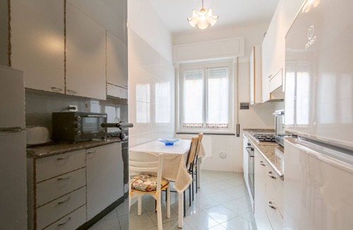 Rapallo Apartment | GuestHost - Comfortable apartmentof approximately 55 m2 capable of hosting up to 4 people and located on the raised ground floor of a lovely period building. The sea, the Castle and the historic center are located about 600 meters away and reachable from