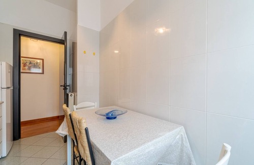 Rapallo Apartment | GuestHost - Comfortable apartmentof approximately 55 m2 capable of hosting up to 4 people and located on the raised ground floor of a lovely period building. The sea, the Castle and the historic center are located about 600 meters away and reachable from