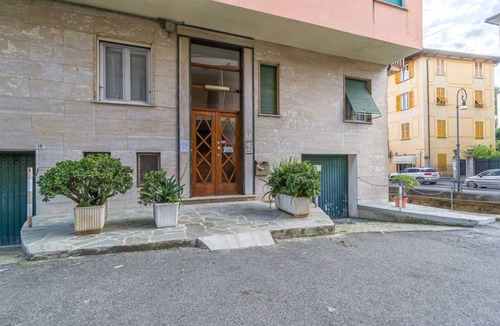 Rapallo Apartment | GuestHost - Comfortable apartmentof approximately 55 m2 capable of hosting up to 4 people and located on the raised ground floor of a lovely period building. The sea, the Castle and the historic center are located about 600 meters away and reachable from