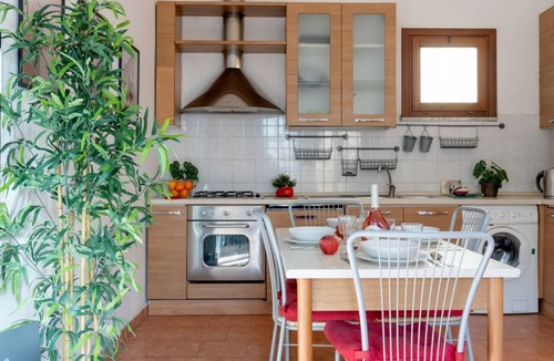Pisa Apartment | GuestHost - Cozy apartment of about 60 sqm, located on the ground floor (one step at the entrance), able to comfortably accommodate up to 4 people. The accommodation is located in a quiet neighborhood, with all the main services. With a walk of about 20