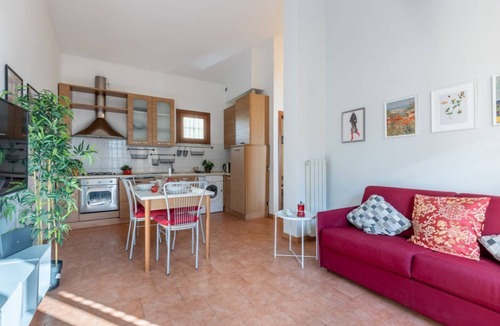 Pisa Apartment | GuestHost - Cozy apartment of about 60 sqm, located on the ground floor (one step at the entrance), able to comfortably accommodate up to 4 people. The accommodation is located in a quiet neighborhood, with all the main services. With a walk of about 20