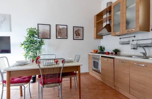 Pisa Apartment | GuestHost - Cozy apartment of about 60 sqm, located on the ground floor (one step at the entrance), able to comfortably accommodate up to 4 people. The accommodation is located in a quiet neighborhood, with all the main services. With a walk of about 20