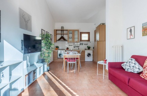 Pisa Apartment | GuestHost - Cozy apartment of about 60 sqm, located on the ground floor (one step at the entrance), able to comfortably accommodate up to 4 people. The accommodation is located in a quiet neighborhood, with all the main services. With a walk of about 20
