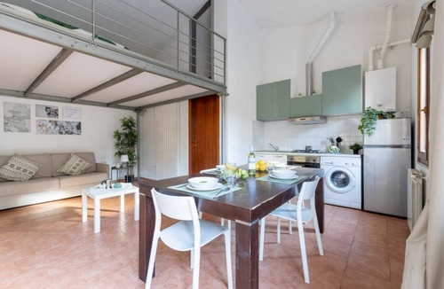 Pisa Apartment | GuestHost - Cozy studio apartment of about 50 sqm with mezzanine, located on the ground floor (one step at the entrance), able to comfortably accommodate up to 4 people. The accommodation is located in a quiet neighborhood, with all the main services. Wi