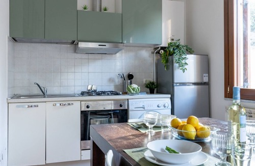 Pisa Apartment | GuestHost - Cozy studio apartment of about 50 sqm with mezzanine, located on the ground floor (one step at the entrance), able to comfortably accommodate up to 4 people. The accommodation is located in a quiet neighborhood, with all the main services. Wi