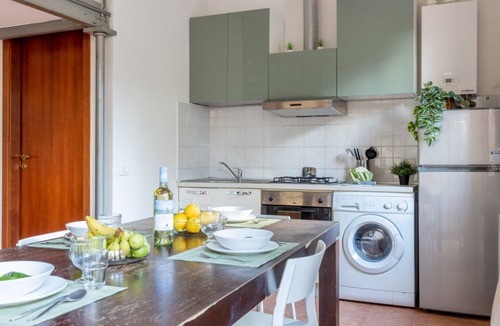 Pisa Apartment | GuestHost - Cozy studio apartment of about 50 sqm with mezzanine, located on the ground floor (one step at the entrance), able to comfortably accommodate up to 4 people. The accommodation is located in a quiet neighborhood, with all the main services. Wi