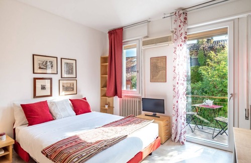 Historic Centre Apartment | GuestHost - Cozy studio, located a few meters from Prato Della Valle and the Basilica of Sant'Antonio. Through the pedestrian street you pass all the wonders of the center. The tram stop is right under the house. Equipped with every comfort to make your