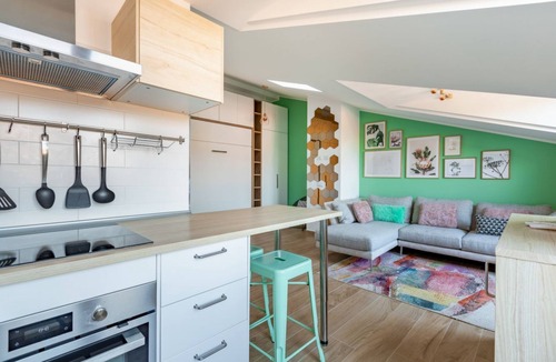 Bruzzano House | GuestHost - Cozy Studio W/Parking 5 min walk from the bus stop