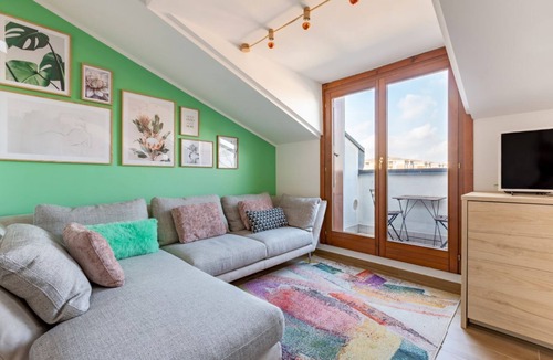 Bruzzano House | GuestHost - Cozy Studio W/Parking 5 min walk from the bus stop