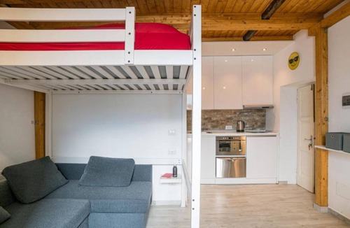 Nesso Apartment | GuestHost - Directly overlooking the lake, this charming, recently renovated studio apartment offers an incomparable view of one of the ancient bridges of the picturesque medieval village of Nesso. Immersed in an atmosphere of tranquillity and authentici