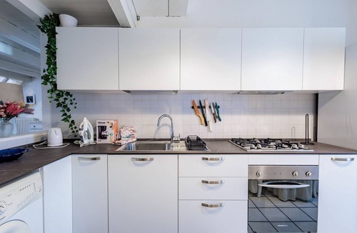 Borgo San Leonardo Apartment | GuestHost - Elegant 107 sqm apartment in Bergamo, ideal for 3 people. Located in the Borgo San Leonardo neighborhood, known for its historic streets, charming shops, and excellent restaurants. Equipped with A/C and WiFi, the apartment offers comfort and