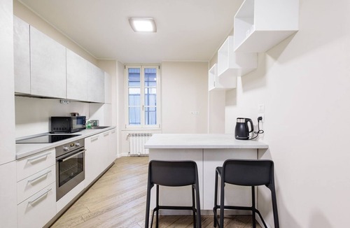 Citta Alta Apartment | GuestHost - Elegant 135 sqm apartment in the heart of Città Alta in Bergamo, ideal for 4 people. Located in an exceptional position, it allows easy walking access to major historical attractions such as the Duomo and Piazza Vecchia. The apartment offers