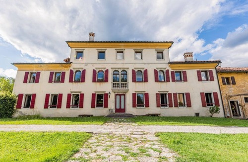 Belluno Apartment | GuestHost - Elegant 350 sqm apartment for 6 people, located on two levels of a historic 18th century villa. The villa, with fine furnishings and frescoed galleries, will enchant you with its rooms, where history and comfort blend to give you an unforgett