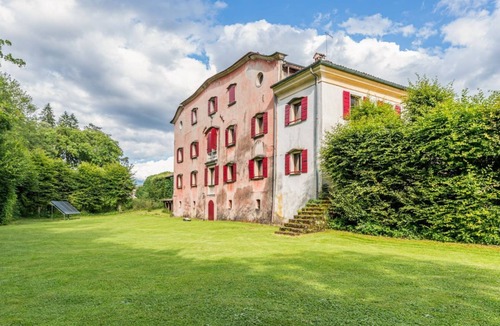 Belluno Apartment | GuestHost - Elegant 350 sqm apartment for 6 people, located on two levels of a historic 18th century villa. The villa, with fine furnishings and frescoed galleries, will enchant you with its rooms, where history and comfort blend to give you an unforgett