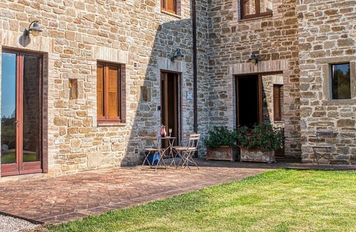 Fratticiola Selvatica Apartment | GuestHost - Elegant 57 sqm apartment in a renovated farmhouse, nestled in the Umbrian countryside. Ideal for 3 people, it offers a shared saltwater pool and an uncovered parking space. Perfect for those seeking relaxation and tranquility, surrounded by b