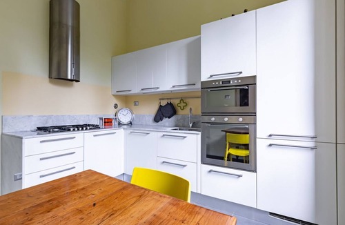 Careggi Rifredi Apartment | GuestHost - Elegant apartment of 80 sqm, able to accommodate up to 5 people, located on the 2nd floor of a building equipped with a lift (NOT suitable for disabled people - some steps to access). The property is located in the Stibbert/Statuto area, a li