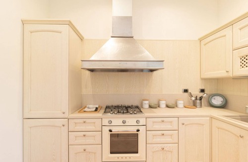 Old Town Apartment | GuestHost - Elegant apartment of 193 sqm located on the first floor of a vintage building with elevator (5 steps to access), able to accommodate up to 7 people.The accommodation is located near the city center of Mantua, in just 15 minutes walk you can r