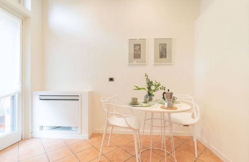 Old Town Apartment | GuestHost - Elegant apartment of 193 sqm located on the first floor of a vintage building with elevator (5 steps to access), able to accommodate up to 7 people.The accommodation is located near the city center of Mantua, in just 15 minutes walk you can r