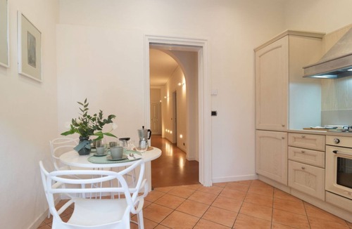 Old Town Apartment | GuestHost - Elegant apartment of 193 sqm located on the first floor of a vintage building with elevator (5 steps to access), able to accommodate up to 7 people.The accommodation is located near the city center of Mantua, in just 15 minutes walk you can r