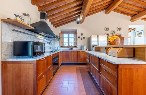 Palaia Villa | GuestHost - Enchanting villa located within an agricultural estate on the Tuscan hills, surrounded by nature and with a breathtaking view of the surrounding countryside. The property, equipped with private outdoor parking, outdoor swimming pool, gym area