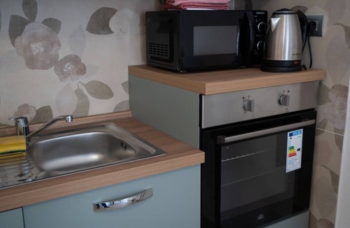 Quarto Apartment | GuestHost - Ezilde Residence Flat with Parking