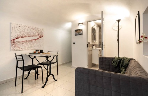 Bari City Centre Apartment | GuestHost - Functional apartment equipped with the main comforts to accommodate up to 3 people. The flat is located in a very central position, in an area equipped with every essential service for a comfortable stay, such as supermarkets, restaurants and