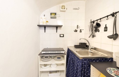 Bari City Centre Apartment | GuestHost - Functional apartment equipped with the main comforts to accommodate up to 3 people. The flat is located in a very central position, in an area equipped with every essential service for a comfortable stay, such as supermarkets, restaurants and