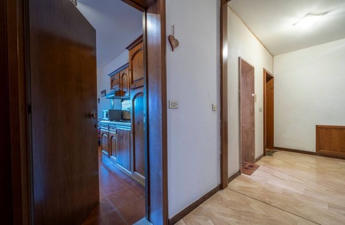Tarvisio Apartment | GuestHost - In Tarvisio, a cozy 35 sqm studio for 2 guests, located on the second floor of a residential building with an elevator (not suitable for disabled persons). Surrounded by greenery, the building offers an open view of the city center, the sport