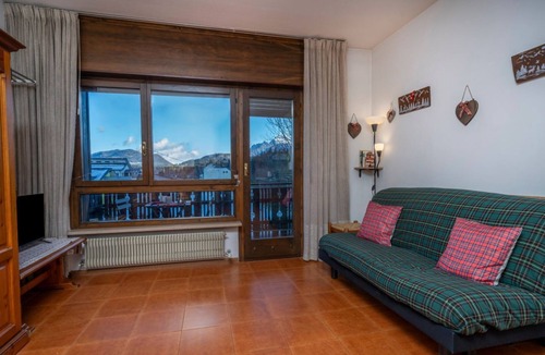 Tarvisio Apartment | GuestHost - In Tarvisio, a cozy 35 sqm studio for 2 guests, located on the second floor of a residential building with an elevator (not suitable for disabled persons). Surrounded by greenery, the building offers an open view of the city center, the sport