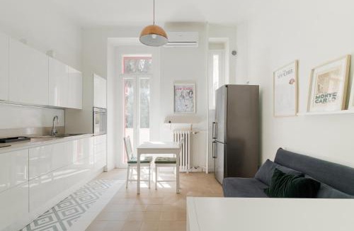 Acquabella Apartment | GuestHost - M4 Argonne Balcony Apartment