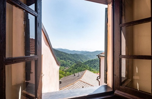 Borghetto di Vara Apartment | GuestHost - Medieval Getaway! Apuan Alps Lovely Attic x4