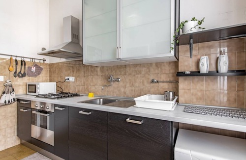 Isolotto Apartment | GuestHost - Modern apartment of 80 square meters, which can accommodate up to 4 people, located on the fourth floor of a building with a lift (steps to access). The property is located a few meters from Lungarno and Cascine Park, in an area ideal for wal