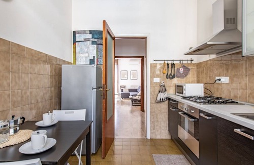 Isolotto Apartment | GuestHost - Modern apartment of 80 square meters, which can accommodate up to 4 people, located on the fourth floor of a building with a lift (steps to access). The property is located a few meters from Lungarno and Cascine Park, in an area ideal for wal