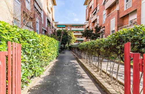 Isolotto Apartment | GuestHost - Modern apartment of 80 square meters, which can accommodate up to 4 people, located on the fourth floor of a building with a lift (steps to access). The property is located a few meters from Lungarno and Cascine Park, in an area ideal for wal