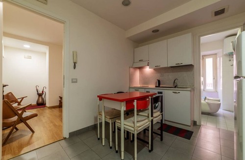Rione XVIII Castro Pretorio Apartment | GuestHost - Roma Termini Comfy Apartment