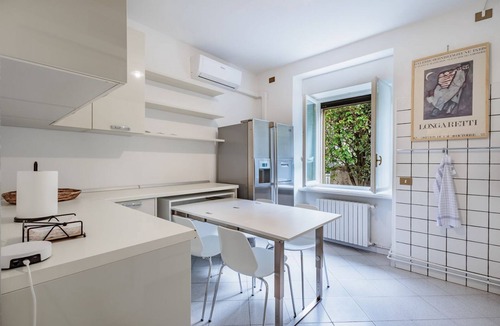 Bergamo Apartment | GuestHost - Spacious 100 sqm apartment in the Santa Lucia district of Bergamo, ideal for 4 people. Equipped with air conditioning and wifi, it features an elegant winter garden, perfect for enjoying natural light all year round. Located in a quiet and