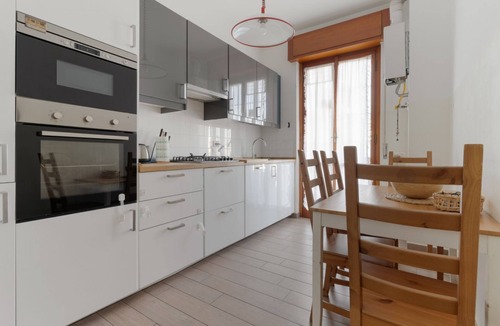 La Fontana Apartment | GuestHost - Spacious 100m2 flat, ideal for up to 6 people, located on the fourth floor of a building with lift.The apartment is located in the Zara district, a key & well-connected area that connects the residential and commercial area of ​Viale Zar