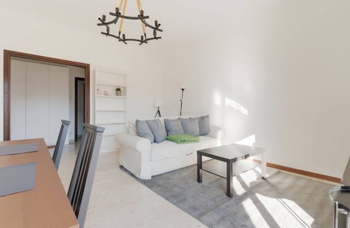 La Fontana Apartment | GuestHost - Spacious 100m2 flat, ideal for up to 6 people, located on the fourth floor of a building with lift.The apartment is located in the Zara district, a key & well-connected area that connects the residential and commercial area of ​Viale Zar