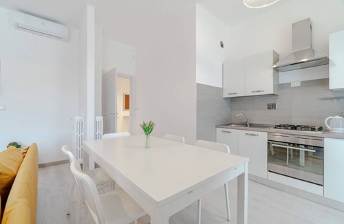 Cenisia Apartment | GuestHost - Spacious and bright apartment of 120 sqm for 6 people, located on the sixth floor with elevator (not suitable for disabled people). The accommodation has a balcony with views of the Cenisia district, a quiet and well-connected residential are