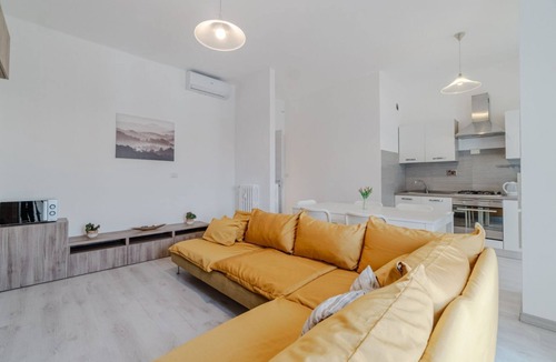 Cenisia Apartment | GuestHost - Spacious and bright apartment of 120 sqm for 6 people, located on the sixth floor with elevator (not suitable for disabled people). The accommodation has a balcony with views of the Cenisia district, a quiet and well-connected residential are