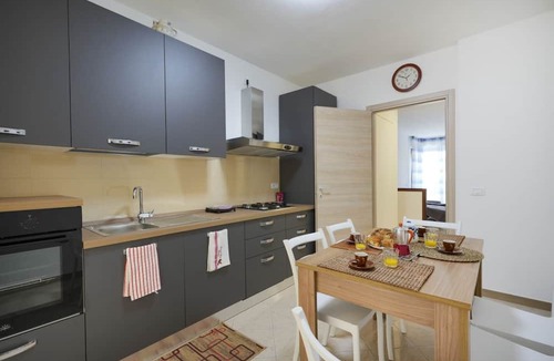 Municipio 3 Apartment | GuestHost - Spacious apartment recently renovated and able to comfortably accommodate up to 5 people, with three bedrooms, two bathrooms and two balconies. The accommodation has a convenient parking space inside the condominium park. Located just 5 minut