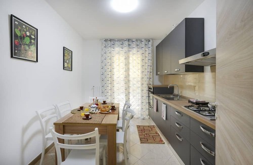 Municipio 3 Apartment | GuestHost - Spacious apartment recently renovated and able to comfortably accommodate up to 5 people, with three bedrooms, two bathrooms and two balconies. The accommodation has a convenient parking space inside the condominium park. Located just 5 minut