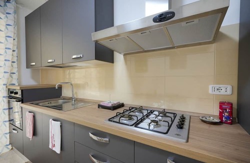 Municipio 3 Apartment | GuestHost - Spacious apartment recently renovated and able to comfortably accommodate up to 5 people, with three bedrooms, two bathrooms and two balconies. The accommodation has a convenient parking space inside the condominium park. Located just 5 minut