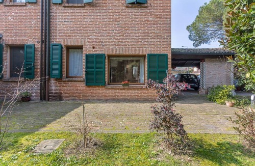 Ferrara Apartment | GuestHost - Stunning ground floor apartment in a modern villa, perfect for up to 5 people.Immersed in a charming garden with pine forest and swimming pool, the accommodation is located in a quiet residential area equipped with all services, a short dista