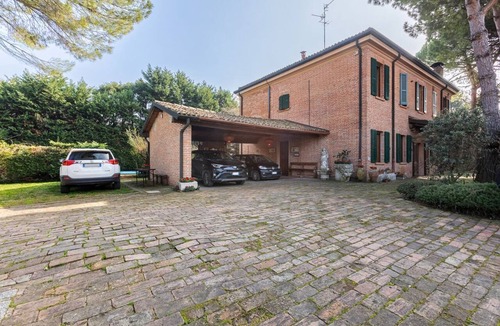 Ferrara Apartment | GuestHost - Stunning ground floor apartment in a modern villa, perfect for up to 5 people.Immersed in a charming garden with pine forest and swimming pool, the accommodation is located in a quiet residential area equipped with all services, a short dista