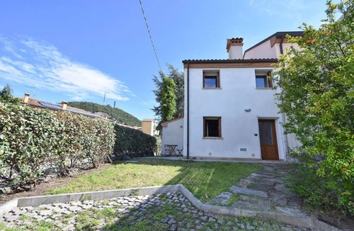 Baone Apartment | GuestHost - The apartment is located in the center of Calaone di Baone at 227 meters above sea level in the municipality of Baone, an area known for its proximity to the Euganean Hills, ideal for nature and sports lovers who wish to take a break in this