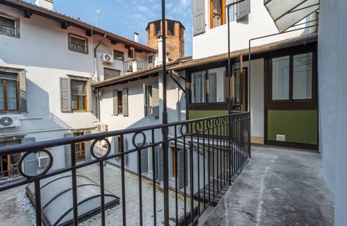 Udine Apartment | GuestHost - The property enjoys a strategic position, just a few steps from the historic center and only 10 minutes by car from the hospital. Its location makes the apartment perfect for any type of trip: nearby, you can find typical bars, ethnic restaur