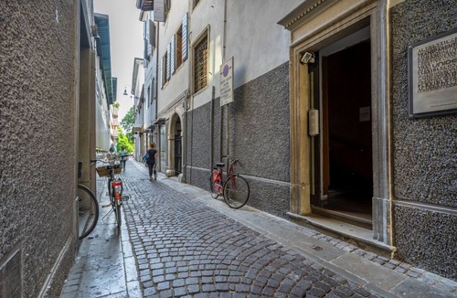 Udine Apartment | GuestHost - The property enjoys a strategic position, just a few steps from the historic center and only 10 minutes by car from the hospital. Its location makes the apartment perfect for any type of trip: nearby, you can find typical bars, ethnic restaur