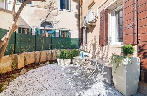 Historic Centre Apartment | GuestHost - This stylish and modern apartment can accommodate up to 2 people and is located in the Specola area, opposite the Astrophysical Observatory in one of the most charatteristic districts of Padua. To the side of the building is the oratory of Sa